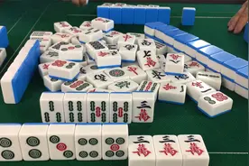 麻将玩不好就来看看老叔怎么自摸的，满满都是套路，就是如此简单