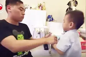 爸爸竟怕2岁儿子，儿子打骂他竟处处退让，太没父亲样了！视频封面