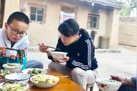 天宇骑车野外摘的啥树芽？妈妈做了一锅馓饭，一家人拌上不够吃视频封面