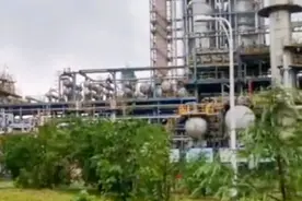 青岛空气散不明异味引恐慌，环保局连发3条回应：柴油泄露，无害视频封面