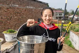 农村小妹忙里偷闲，陪二娃去野外垂钓，为了吃鱼一波三折