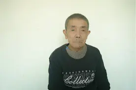 农村老人办80岁养老证，为省钱拍照贫困老农民艰难上楼，看着心酸视频封面