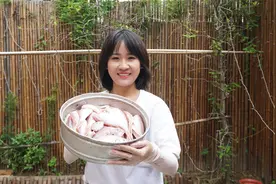 阿渔妹展示渔家绝活晒鱼干方法，这做法很独特，馋得渔爸口水直流