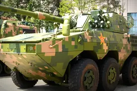 驾驶11式轮式装甲突击车感觉什么感觉？来教官亲自带你进入驾驶舱视频封面