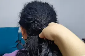 卷发这样扎起来也非常好看，蓬松显发量，很适合妈妈们烫发后扎视频封面