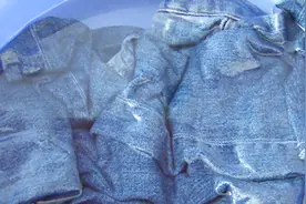 盐水浸泡防牛仔裤脱色？放多少盐？泡多久才管用？