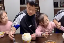 妹妹看见哥哥盛的饭量后表情逐渐失控，下一秒动作出乎意料视频封面