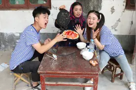 童年：儿时妈妈给我做披萨，第一次吃披萨我吃得可香了，太好吃了