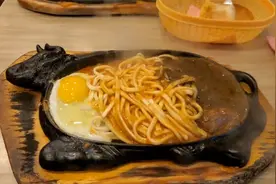 台北小店的铁板牛排面真不错，350台币一份，有水准，好吃还不贵