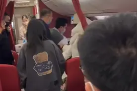 警方通报旅客冲击舱门致海航航班取消：涉事旅客精神异常视频封面