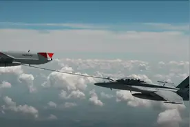 美军MQ-25无人机首次成功为舰载机空中加油 年内或将在航母上部署视频封面