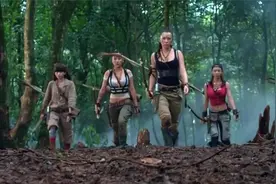 铁血娇娃：女野人围攻雇佣兵，长得太漂亮，大哥被杀都心甘情愿！