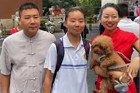妈妈穿红旗袍抱小狗为女儿送考：全家齐出动，高考“冲冲冲”视频封面