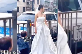 新娘街头拍婚纱照，小孩误闯镜头，接下来新娘的举动令网友称赞视频封面