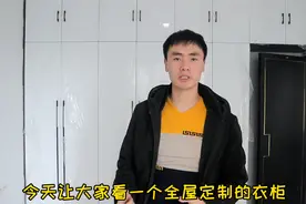 主卧衣柜这样做真不错，白色高光门板简洁大气，耐看不过时的搭配