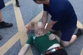 男子摔倒后昏迷，归队消防员10秒冲到现场跪地救人视频封面