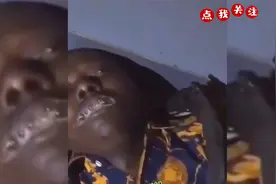 盘点老外喝中国白酒爆笑名场面：喝前精神小伙，喝完口吐白沫视频封面