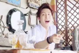 E7 《U》清爽旋律超入耳，麦克风全开展现高音一流唱功！视频封面