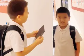 萌娃每天迟到却能进教室，老师蹲点发现原因看傻眼：难怪扣我工资视频封面