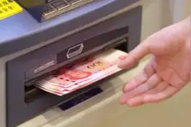 银行卡也会被克隆！在银行取款出现这种情况，你的钱已经被划走了视频封面