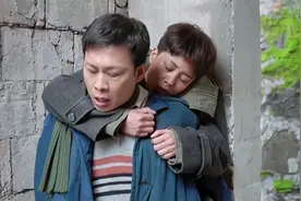 鸡毛：小伙背兄弟逃跑，发现他身上多了两坨肉，才知他是女儿身！