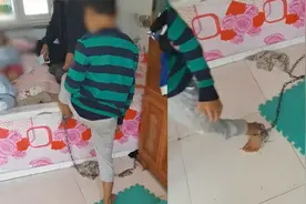 吉林一儿童被铁链拴床边，亲戚称奶奶患癌卧床怕孙跑丢？官方回应视频封面