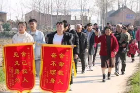 2少年落水，兄弟俩2次跳水合力救出，被救家属请唢呐、送锦旗答谢视频封面