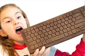 小萝莉把家用物体换成可食用巧克力模型视频封面