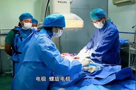 6旬肺癌婆婆心跳突然停止5秒钟，他妙手回春，挽救生命|青年医生视频封面