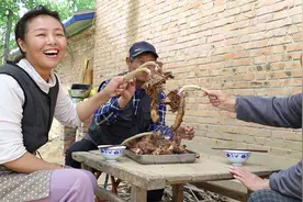 铁锅炖酱大骨，整根大骨炖的软烂入味，爸妈说好吃，啃的过瘾！