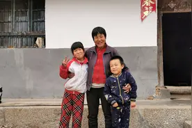 50岁女子因前夫家暴患精神病，如今再婚生俩娃：十岁女儿超懂事视频封面