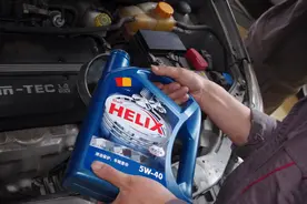 朋友去4S店做常规保养，才提一年的新车，为什么被要求换冷冻液？视频封面