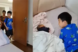 哥哥与刚出生弟弟第一次见面 小心翼翼地趴到他身边眼里都是爱视频封面