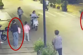监拍：妈妈目睹孩子蹦蹦跳跳过马路未制止 下一秒孩子倒下慌了神视频封面