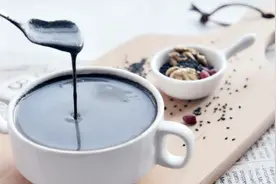 简单两步，在家做出美味又养颜的芝麻核桃糕，补血又美容视频封面