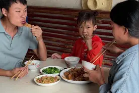 把老房子前后的杂草全部砍光，这样以后种植就不会有野动物来吃了视频封面