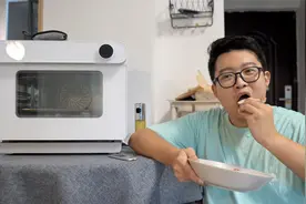 帅小伙的租房生活，用米家蒸烤箱轻松做出海鲜拼盘