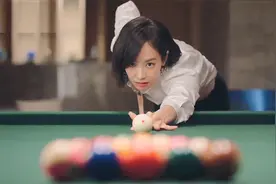 盘点打台球爆笑场面：美女穿成这样打台球，一个弯腰动作看呆全场