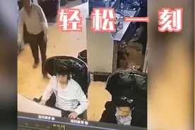 你在网吧玩被突然打了一巴掌会是什么反应，看看这个小哥哥的反应