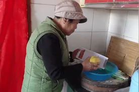 嗓子哑了说不出话怎么办？农村奶奶教你一个土办法，不吃药还润喉视频封面