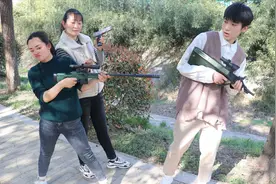 绝地求生真人版：妹妹八倍镜AWM不会压枪，危急时刻姐姐一言救命视频封面