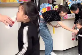 小女孩偷吃陌生姐姐的冰激凌，被发现后又续上一口，妈妈举动亮了视频封面