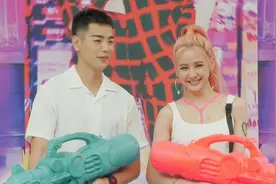 香港娱乐：安心亚被禾浩辰连番戏弄，恼羞成怒，在台上发生争吵！视频封面