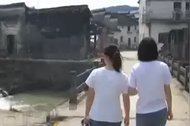 孩子被陌生人接走，传来溺水身亡噩耗，父母指责学校失职视频封面
