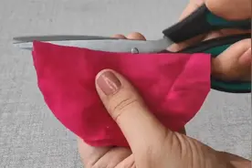 用一块旧布，教你手工制作一朵漂亮的花朵视频封面