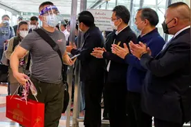 泰副总理赴机场迎接首批中国游客：一视同仁，不采取特殊防疫措施视频封面