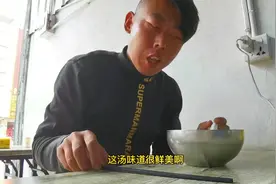 穷游小伙第一次吃广东米粉，就爱上了！连吃两大碗，过瘾！视频封面