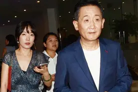 60岁梁天老婆曝光，竟是大家熟悉的她，难怪藏了20年不愿公开！视频封面