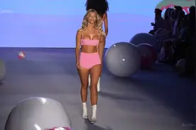 维密美女秀：我那个气啊，狠狠地骂了他一句：我给你滚出去。视频封面