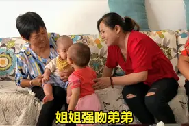 14个月的姐姐强吻4个月的弟弟，老人看了孩子表现，直呼太有爱了视频封面